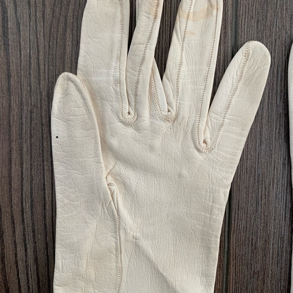 Glows - Picture 4 of 6